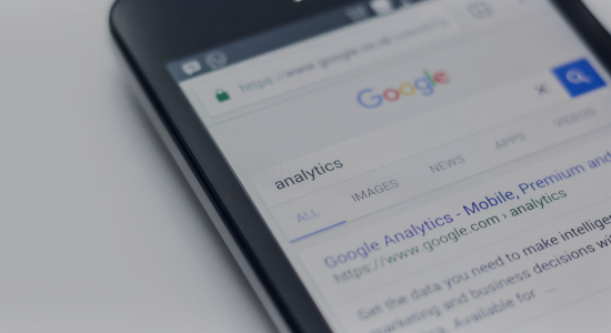 Google SERP on smartphone for the query 'Analytics' - with Google Analytics appearing first